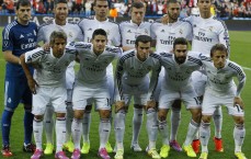 PG游戏：蒙克闪电快攻滑翔暴扣，国王轰出20分优势击溃尼克斯